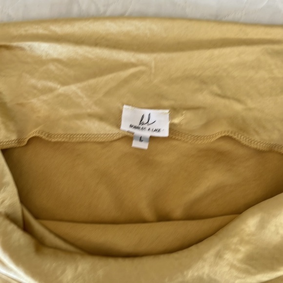 Bubbles and Lace metallic gold tank top - Picture 3 of 7